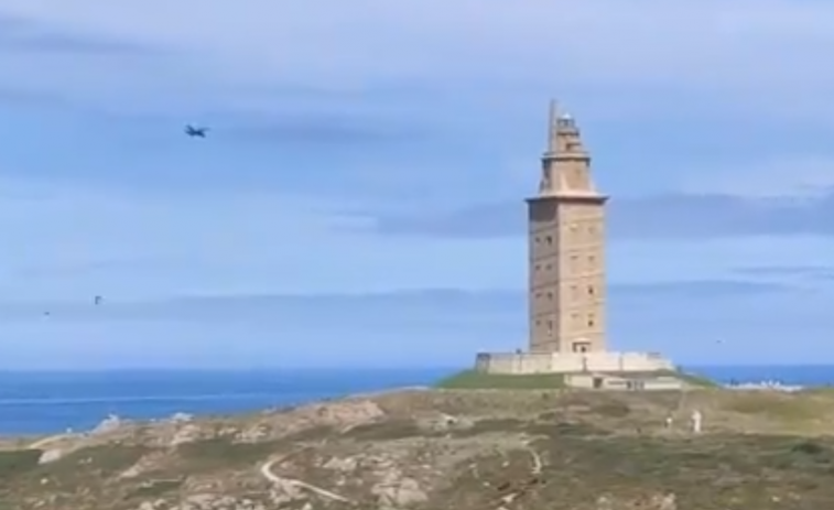 ​(VÍDEOS) Las espectaculares maniobras de unos cazas que dejaron sorprendidos a vecinos y turistas en A Coruña