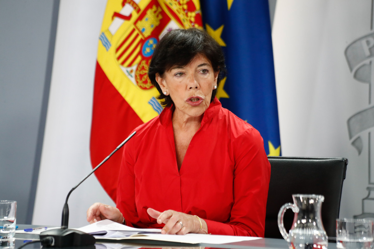 La ministra de Educación y Formación Profesional, Isabel Celaá, interviene durante una comparecencia ante los medios tras la Conferencia multisectorial. En Madrid, (España), a 27 de agosto de 2020