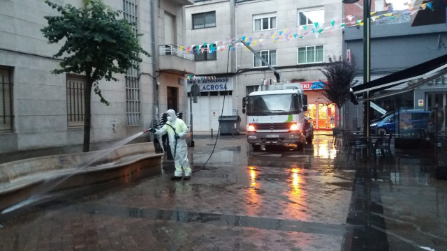 Operarios realizan una desinfección en el barrio de A Milagrosa, en Lugo