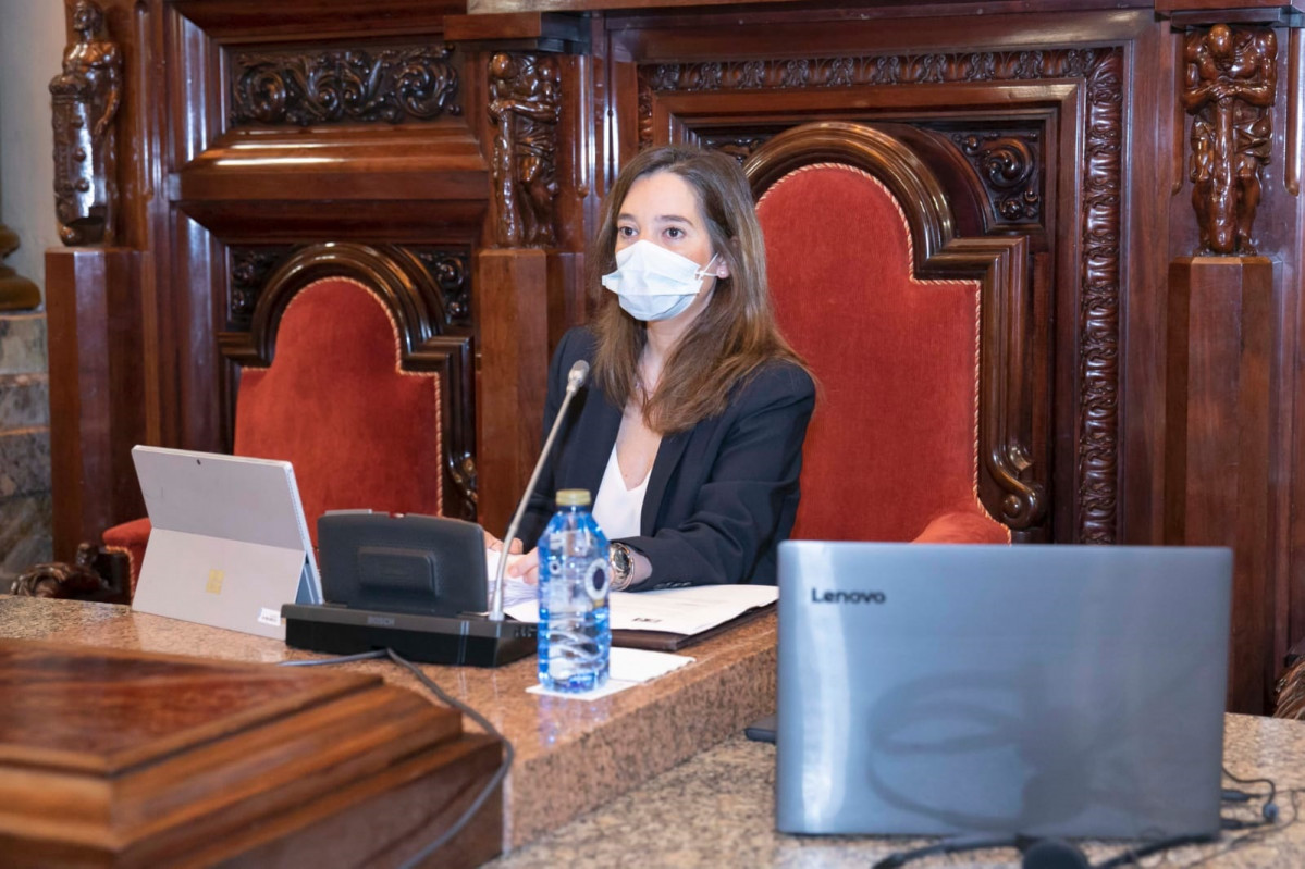 La alcaldesa, Inés Rey, con mascarilla en el primer pleno presencial tras declararse el estado de alarma