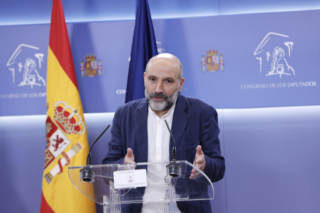 El diputado en el Congreso por el BNG, Néstor Rego, interviene en la rueda de prensa convocada por los partidos políticos posterior al pleno en el Congreso de los Diputados donde se han votado las medidas de política social pactadas en el senado de la Com