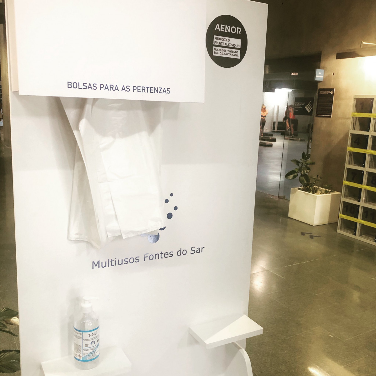 Gel hidroalcohu00f3lico en el Multiusos, uno de los primeros recintos deportivos de Espau00f1a que logru00f3 la certificaciu00f3n de AENOR de protocolos anticovid