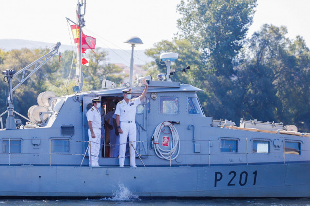 El Rey Felipe VI (d) saluda desde el patrullero Cabo Fradera durante su visita a la Comandancia Naval del Miño en Tui  (Pontevedra) el 2 de septiembre de 2020.