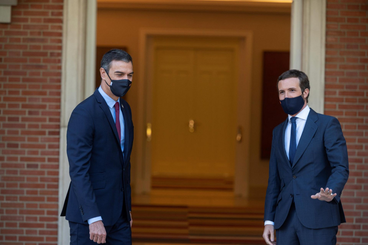 El presidente del Gobierno, Pedro Sánchez (i) y el presidente del PP, Pablo Casado, posan en el Palacio de Moncloa, antes del inicio de su reunión, en Madrid (España), a 2 de septiembre de 2020.