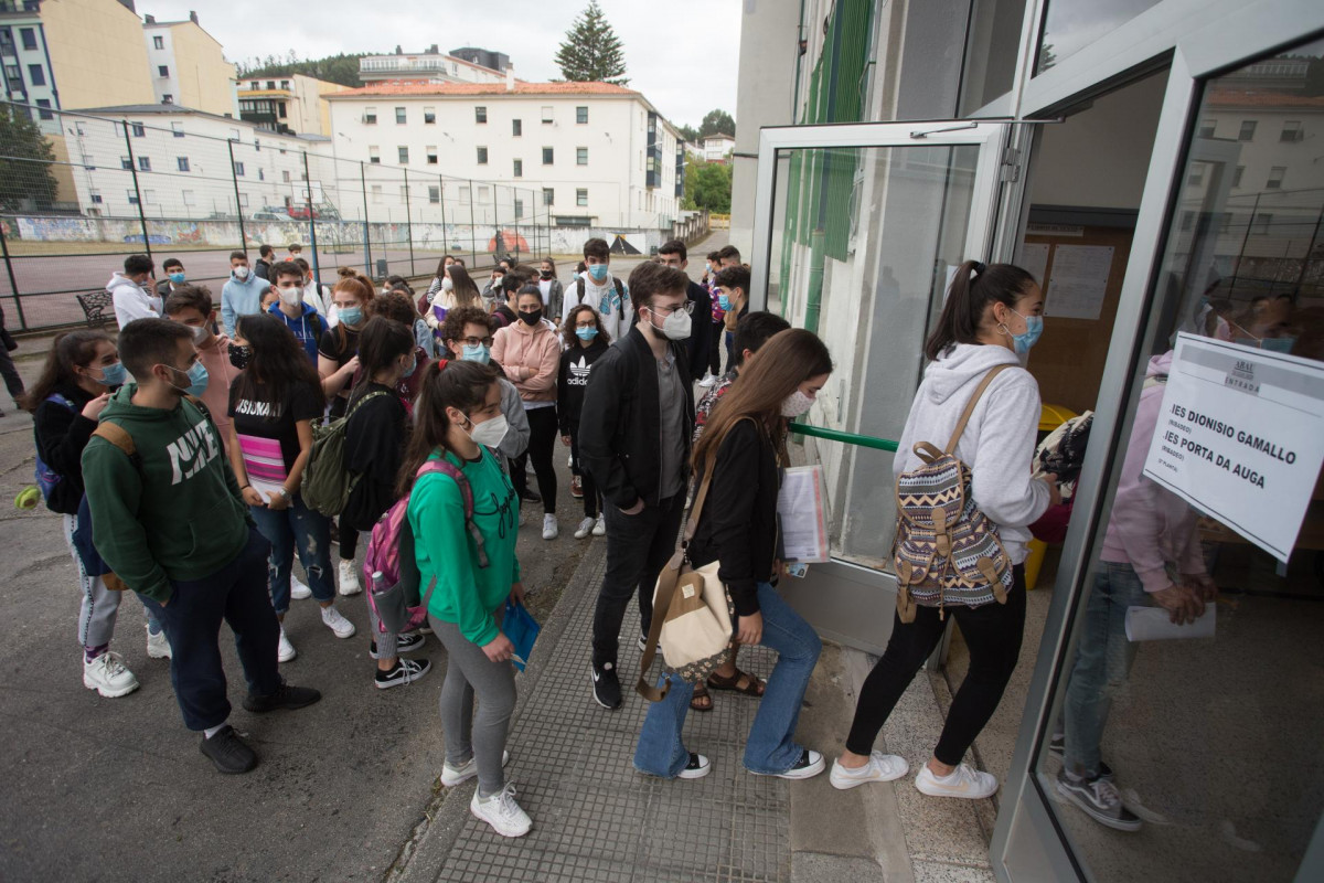 Estudiantes de bachillerato entran por la puerta del IES Vilar Ponte