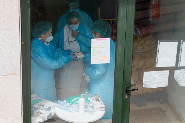 Tres mujeres en la puerta de la residencia de ancianos de O Incio, en Lugo (España), donde se ha detectado un brote de coronavirus, el 20 de agosto de 2020.