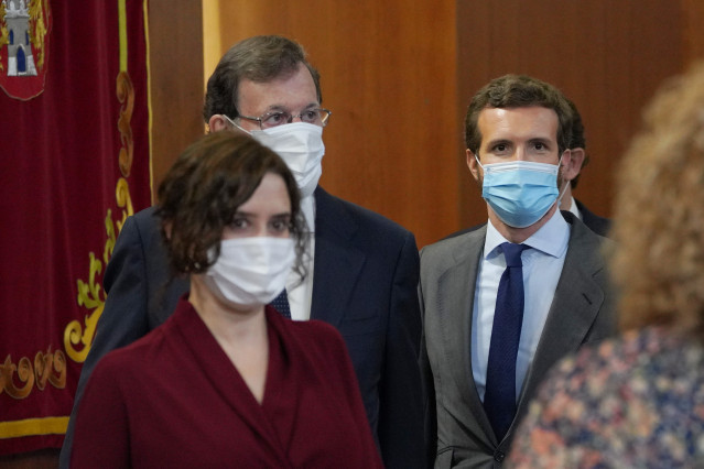 (I-D) La presidenta de la Comunidad de Madrid, Isabel Díaz Ayuso; el expresidente del Gobierno, Mariano Rajoy; y el presidente del PP, Pablo Casado, asisten a la cuarta toma de posesión de Alberto Núñez Feijóo como presidente de la Xunta de Galicia