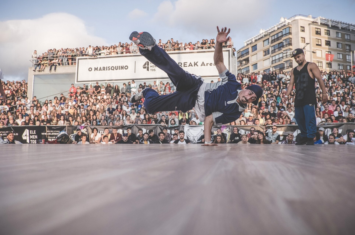 Exhibición de break dance durante la celebración del festival de cultura urbana