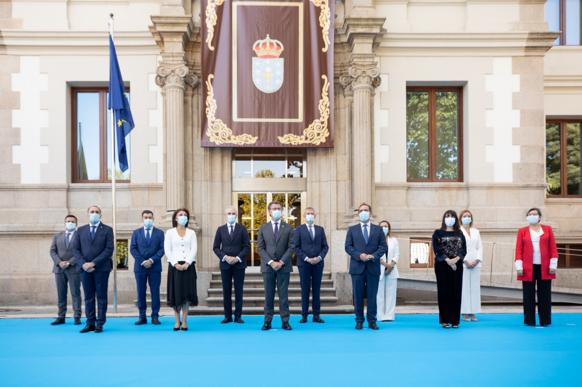 Feiju00f3o con los nuevos conselleiros tras la toma de posesiu00f3n