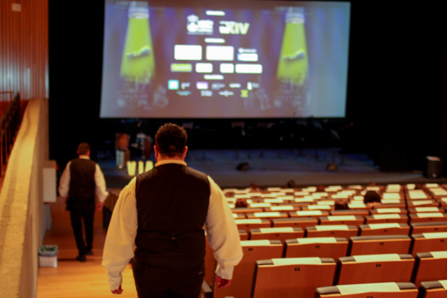 Dos hombres caminan por una sala que acoge el FIC Vía XIV