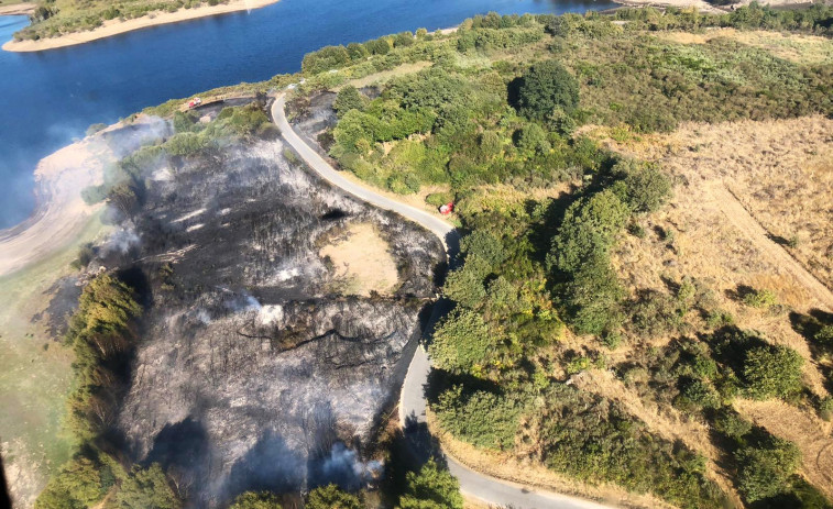 Más de 300 hectáreas arden en 5 incendios en Ourense, extintos, y uno en Cerdedo-Cotobade, aún activo