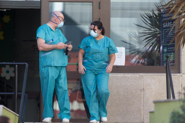 Personal de la Residencia de mayores A Milagrosa sale del geriátrico.