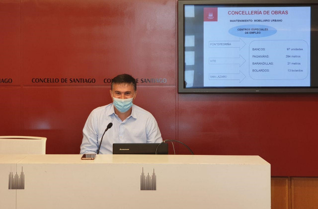 El concejal de Obras de Santiago, Javier Fernández, en rueda de prensa