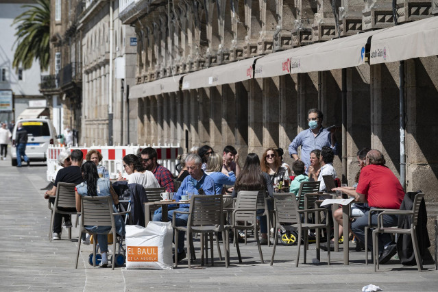 Clientes en una terraza de A Coruña