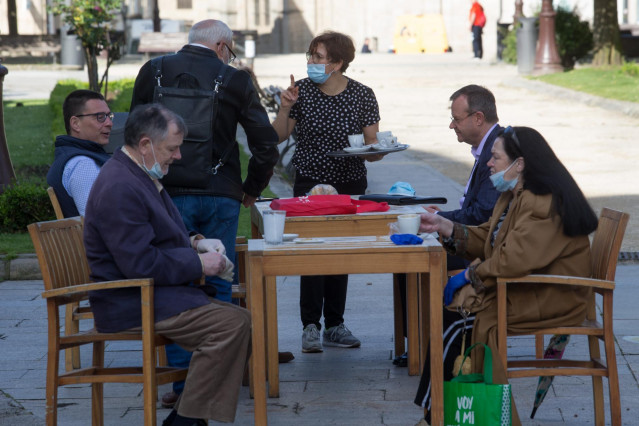 Clientes en una terraza de la capital de Lugo, el día que en el que la provincia pasa junto al resto de las que componen Galicia -Pontevedra, A Coruña y Ourense- a la Fase 1 del Plan de Desescalada establecido por el Gobierno de España. En esta fase, las