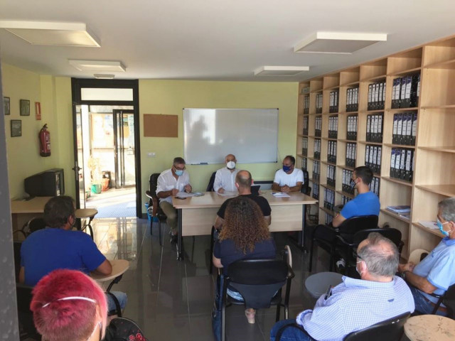 El diputado del BNG Néstor Rego se reúne con patrones mayores de la Costa da Morte