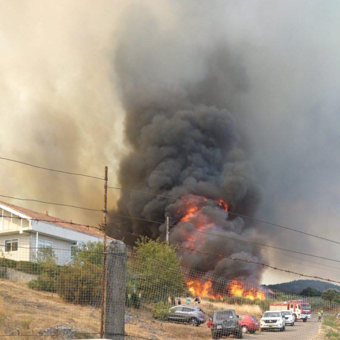 Varios incendios sin control queman cerca de 1.000 hectáreas en Galicia, sobre todo en Ourense