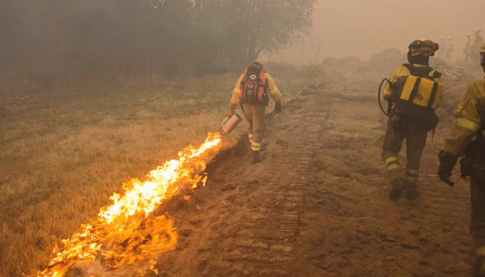 Miembros de la BRIF de Laza prediendo fuego al monte en Cualedro en una imagen de @AT Brif