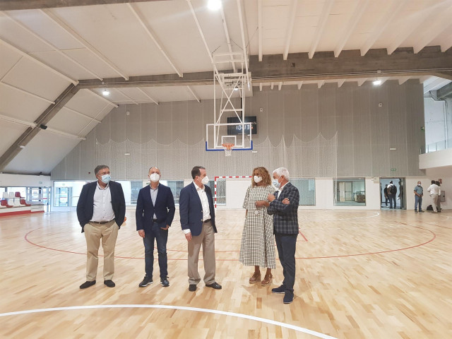 El concejal de de Fomento,  el delegado del Estado en la Zona Franca; el alcalde, la presidenta de la Diputación de Pontevedra, Carmela Silva; y el responsable de Deportes durante la presentación