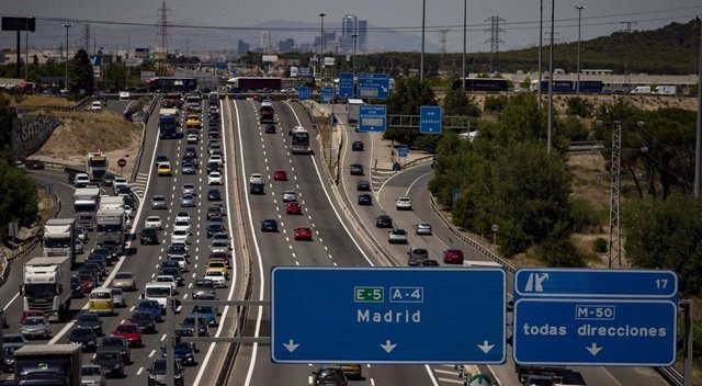 La DGT intensifica la vigilancia con una campaña especial contra las distracciones al volante en toda Galicia