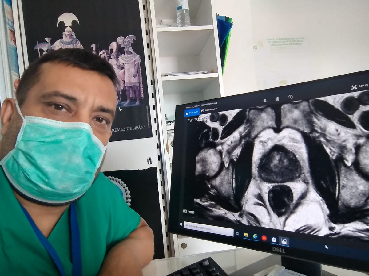 El doctor Pereira en su puesto de trabajo con una ecografu00eda