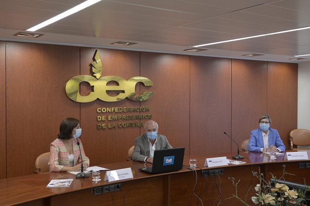 El presidente de la CEC, Antonio Fontela, se reúne con la conselleira do Mar, Rosa Quintana, y de Medio Ambiente, Ángeles Vázquez