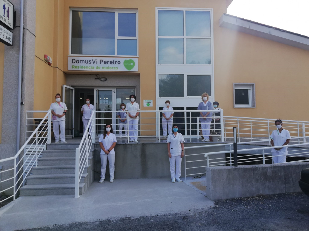 Trabajadores de DomusVi Pereiro, durante el minuto de silencio