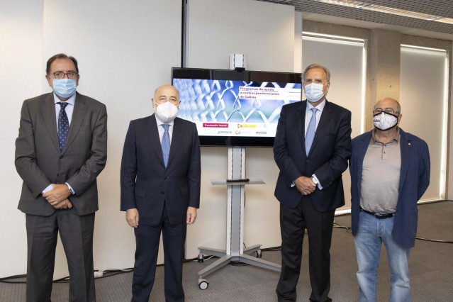 El presidente de la Fundación Barrié, José María Arias y  el secretario general de Instituciones Penitenciarias, Ángel Luis Ortiz, en la presentación de los convenios de colaboración en cárceles gallegas