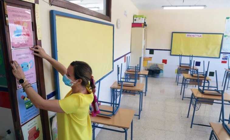Casos positivos obligan a cerrar una escuela unitaria en Dodro y a aislar a 13 niños de una guardería de Santiago