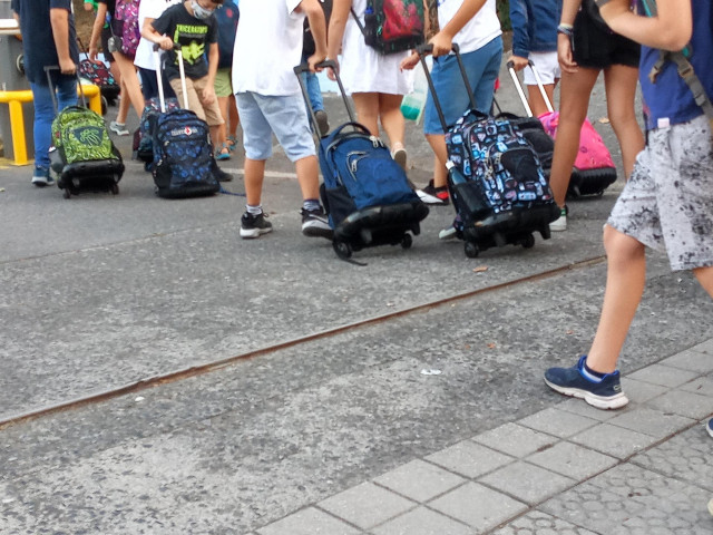 Varios alumnos entran a un colegio