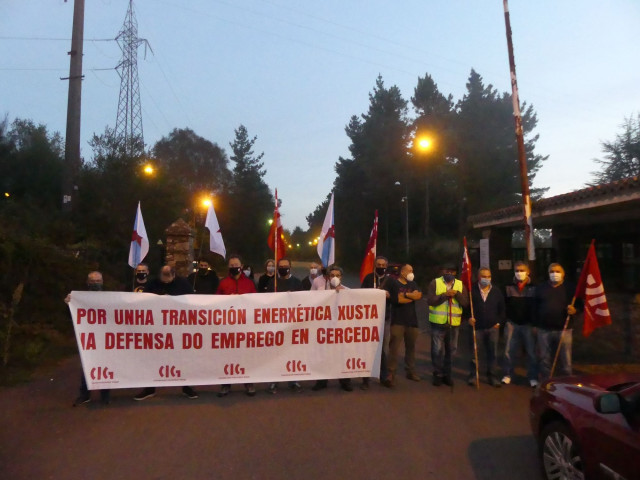 Concentración ante Meirama de trabajadores de las auxiliares