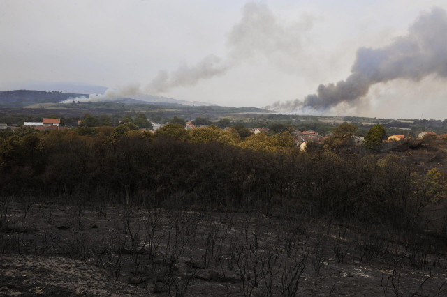 Vista de los puntos de fuego del incendio en la parroquia de Montes, en Cualedro, Ourense.