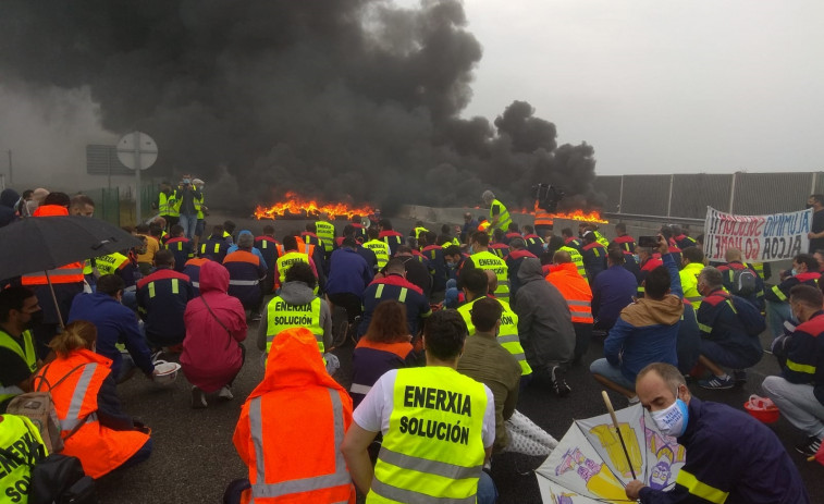 Las protestas de Alcoa cortan el tráfico entre Galicia y Asturias en defensa del empleo en la planta de San Cibrao