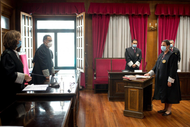 La fiscal general del Estado, Dolores Delgado (i), y el presidente de la Audiencia Provincial de Ourense, Antonio Piña (2i), entre otros, durante la toma de posesión de la nueva fiscal jefe de la provincia de Ourense, Eva Regueiro (d).