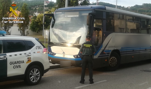 La Guardia Civil detiene a dos jóvenes por un delito de robo con violencia a un menor que viajaba en un autobús de Vigo a Baiona.