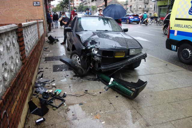 Coche accidentado tras salirse de la vía en Vigo e impactar contra un semáforo. El conductor, de 19 años, resultó herido leve.