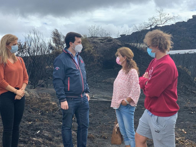 El secretario xeral del PSdeG, Gonzalo Caballero, visita una zona afectada por un incendio en la parroquia de Carzoá, en Cualedro