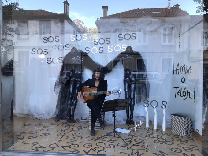 Silvia Penide cantando en un escaparate en una imagen de la Radio Galega