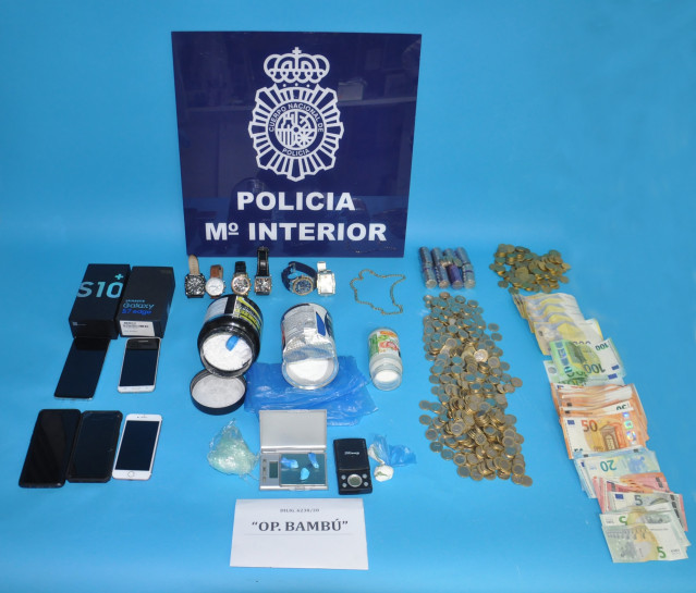 Efectos intervenidios en un punto negro de venta de droga desarticulado en el centro de Pontevedra.