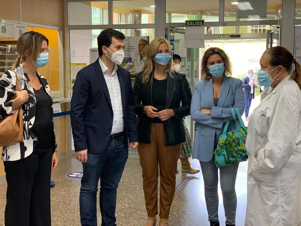 El secretario xeral del PSdeG, Gonzalo Caballero, y la alcaldesa de Lugo, Lara Méndez, visitan el centro de salu de Fingoi