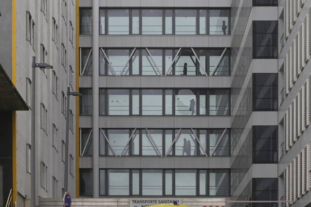 Varios pacientes pasean por un pasillo acristalado del Complexo Hospitalario Universitario A Coruña, donde un paciente procedente de Madrid está aislado por coronavirus, en A Coruña/Galicia (España) a 4 de marzo de 2020.