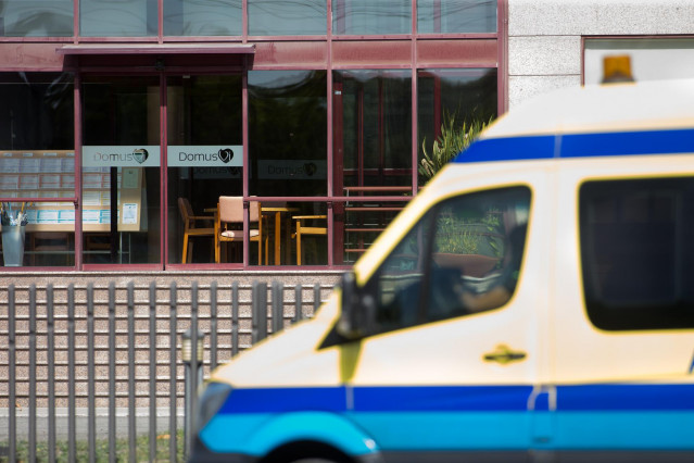 Una ambulancia aparcada en las inmediaciones de la residencia de mayores DomusVi de Outeiro de Rei en Lugo, Galicia (España), a 8 de septiembre de 2020. La Xunta ha intervenido el geriátrico tras detectar 99 positivos más en covid-19, 94 de ellos en usuar