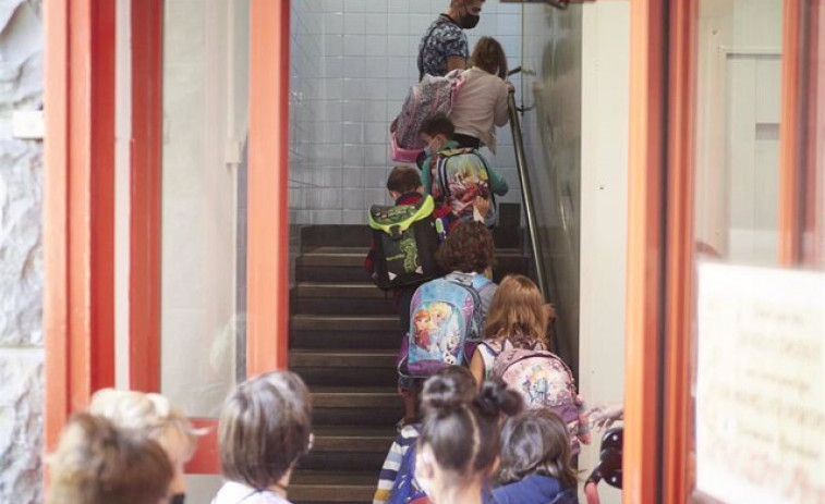Los escolares de 1º y 2º regresan al colegio Calasancio de Pontevedra, cerrado hace una semana por ocho positivos de coronavirus