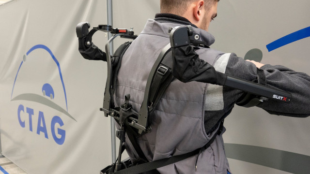 Trabajador hace pruebas con un 'exoesqueleto' en el Centro Tecnológico de la Automoción de Galicia (CTAG).