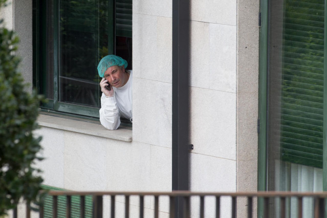 Un hombre se asoma a una ventana en la residencia de ancianos de O Incio, en Lugo (España).