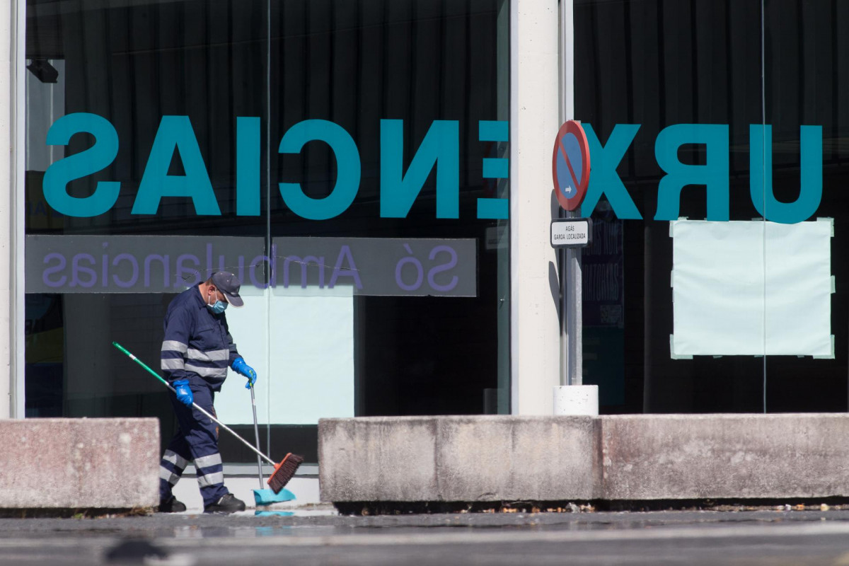 Un trabajador de la limpieza barre las inmediaciones del Hospital de Lugo.