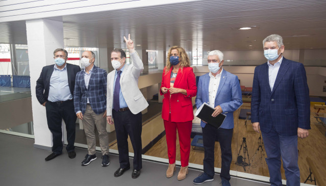 El alcalde de Vigo, Abel Caballero, y la presidenta de la Diputación de Pontevedra, Carmela Silva, en el centro, junto con ediles vigueses y el delegado de Zona Franca, David Regades, en la inauguración del pabellón de Romil.