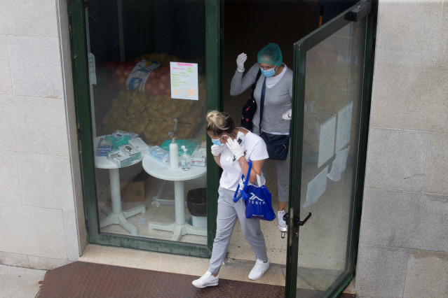 Dos mujeres a la entrada de la residencia de ancianos de O Incio, en Lugo (España)