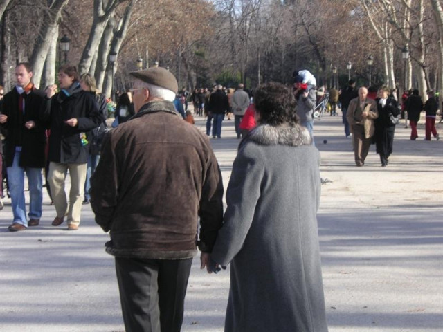 Pareja De Ancianos Paseando