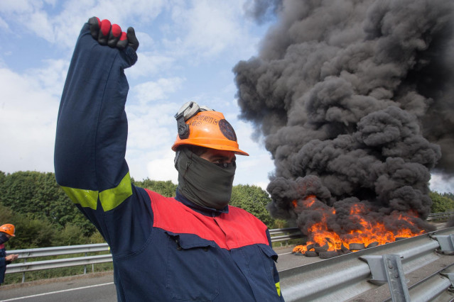 Un trabajador de Alcoa San Cibrao levanta el puño durante una manifestación en la que han cortado la Autopista A6 con la quema de neumáticos, en Outeiro de Rei, Lugo, Galicia (España), a 22 de septiembre de 2020.